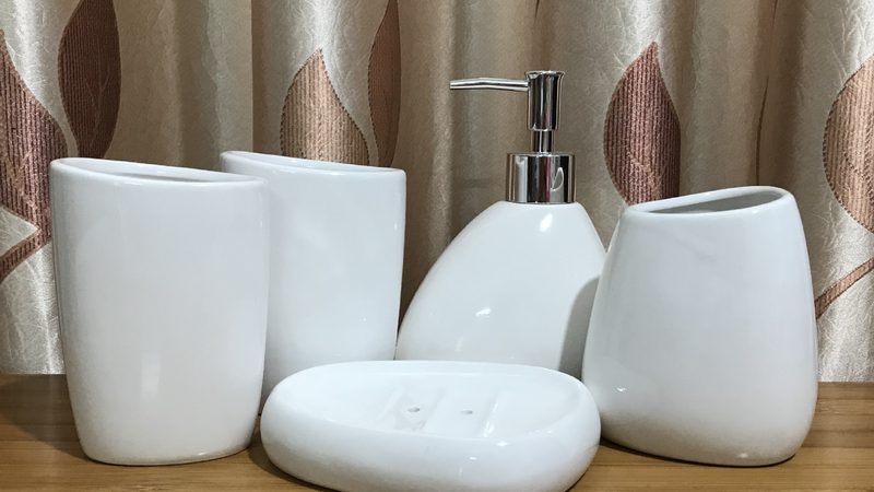 以下是一些常见的浅色瓷砖美缝颜色搭配：